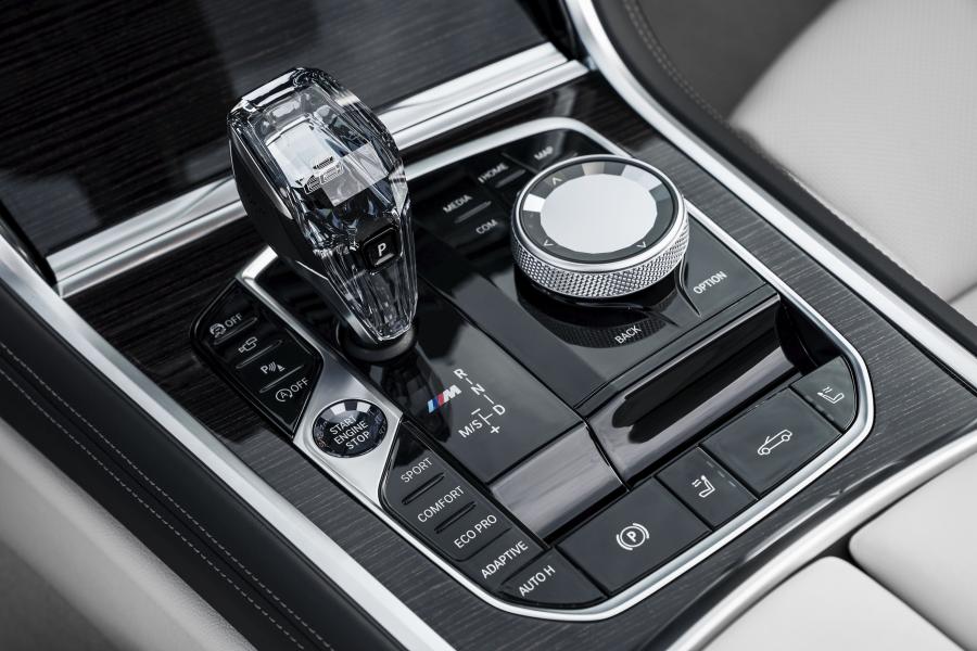 Детали интерьера BMW M850i xDrive Convertible (G14) 2018 года  (WW) (фото 13 из 183)